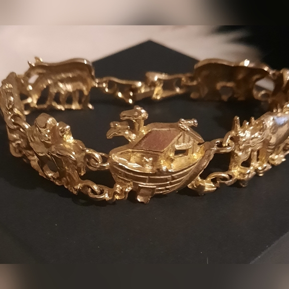 None Jewelry - Noah's Ark Gold Colored Link Bracelet panel figural ark and animal vintage